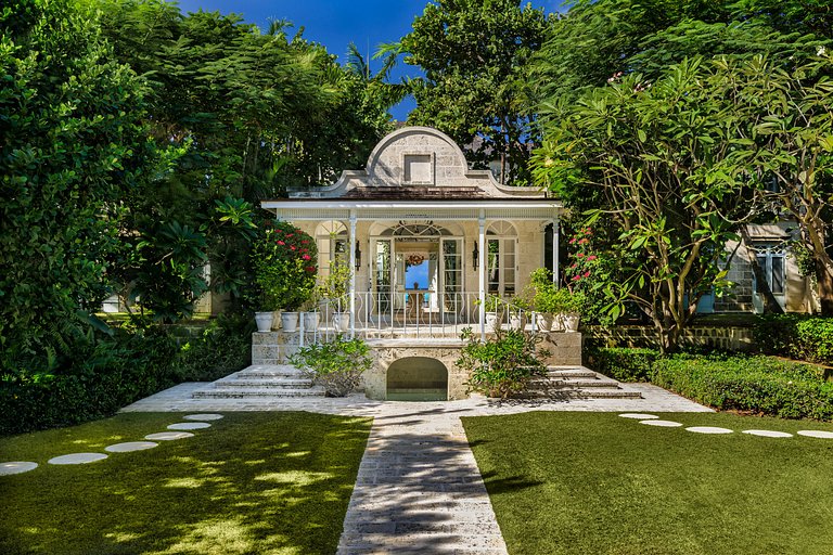 Tci010 – Elegant beachfront retreat in Grace Bay