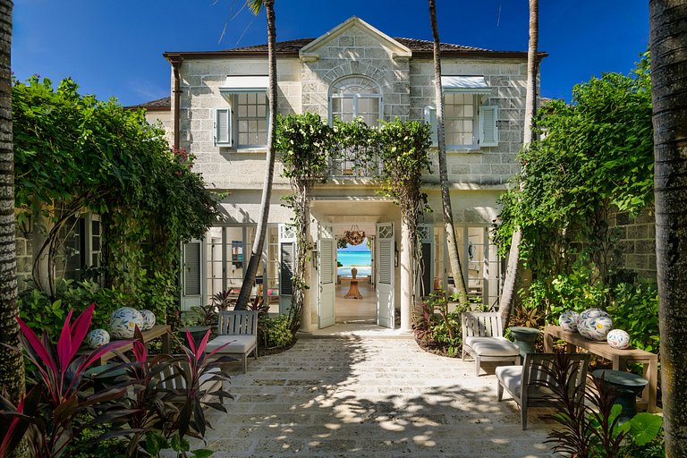 Tci010 – Elegant beachfront retreat in Grace Bay