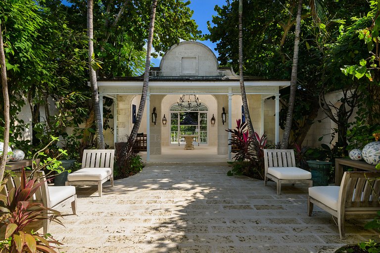 Tci010 – Elegant beachfront retreat in Grace Bay