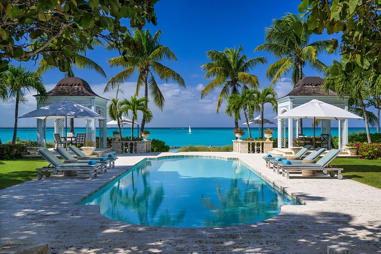 Tci010 – Elegant beachfront retreat in Grace Bay