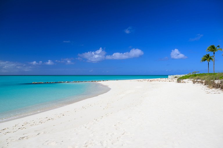 Tci010 – Elegant beachfront retreat in Grace Bay