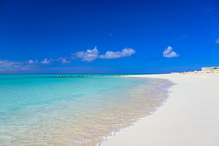 Tci010 – Elegant beachfront retreat in Grace Bay