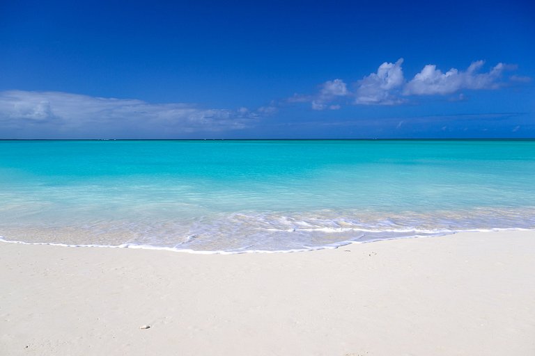 Tci010 – Elegant beachfront retreat in Grace Bay