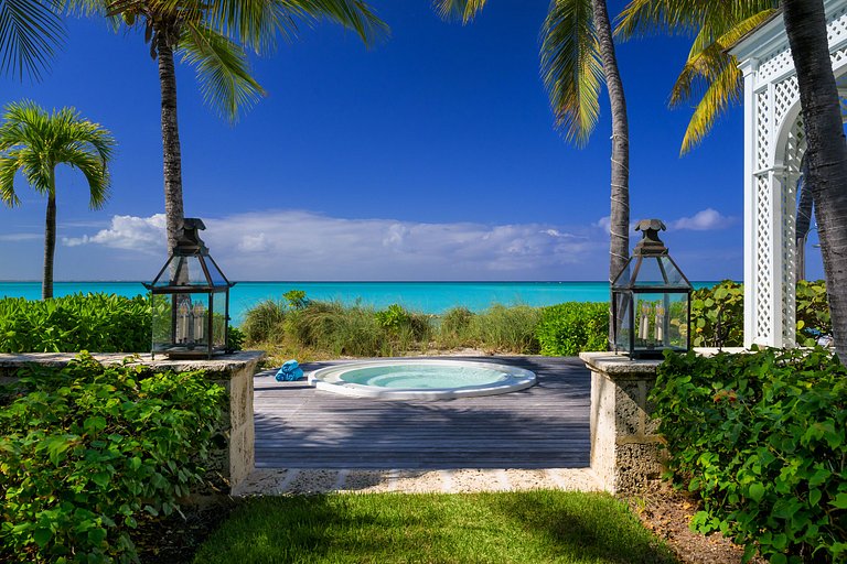 Tci010 – Elegant beachfront retreat in Grace Bay