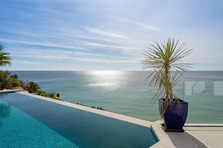 Alg002 - Clifftop Elegance with Ocean Views