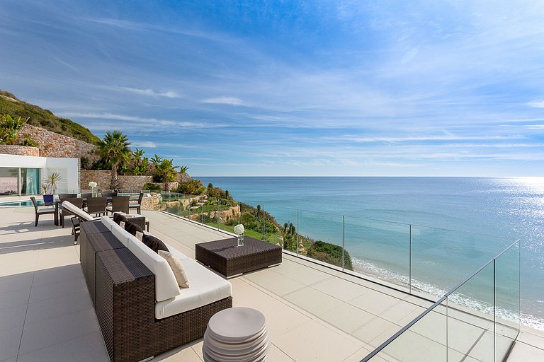 Alg002 - Clifftop Elegance with Ocean Views