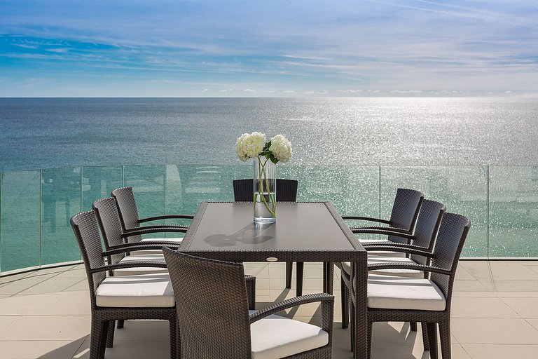 Alg002 - Clifftop Elegance with Ocean Views
