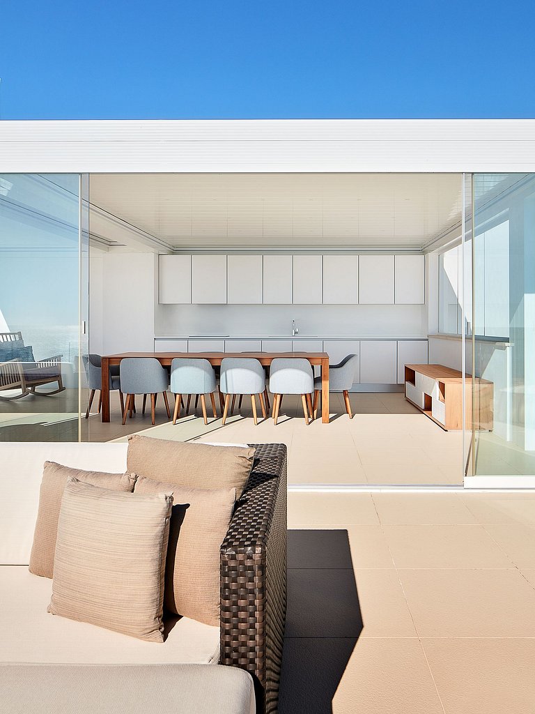 Alg002 - Clifftop Elegance with Ocean Views