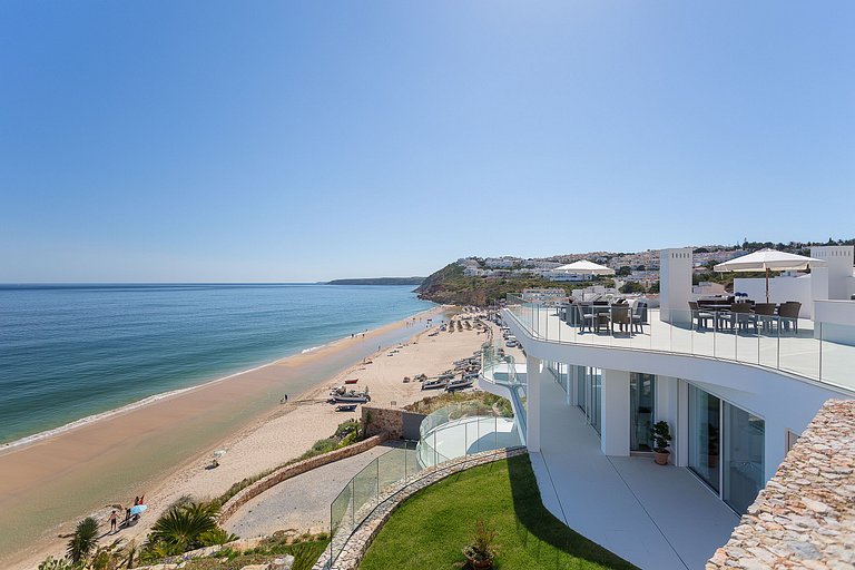 Alg002 - Élégance en Bord de Falaise avec Vue Mer