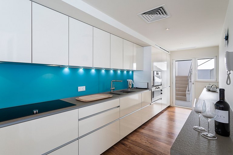 Alg002 - Clifftop Elegance with Ocean Views