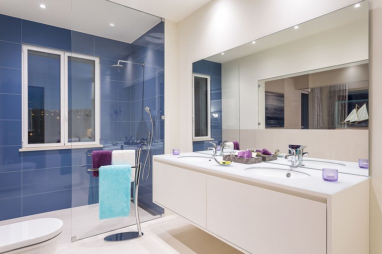 Alg002 - Clifftop Elegance with Ocean Views
