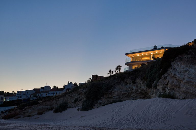 Alg002 - Clifftop Elegance with Ocean Views