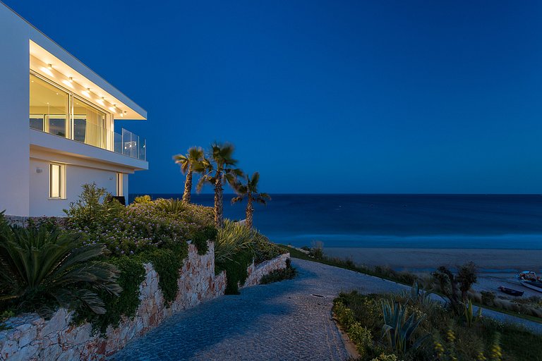 Alg002 - Clifftop Elegance with Ocean Views