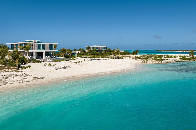 Tci002 – Elegant beachfront villa in Grace Bay