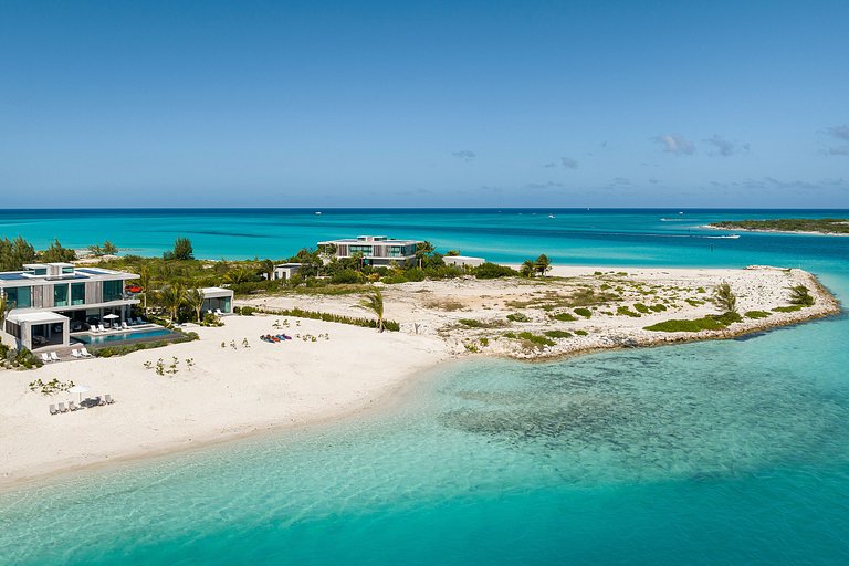 Tci002 – Elegant beachfront villa in Grace Bay