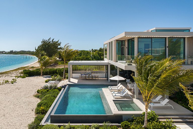 Tci002 – Elegant beachfront villa in Grace Bay