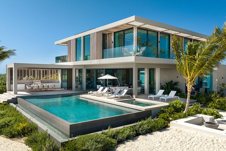 Tci002 – Elegant beachfront villa in Grace Bay