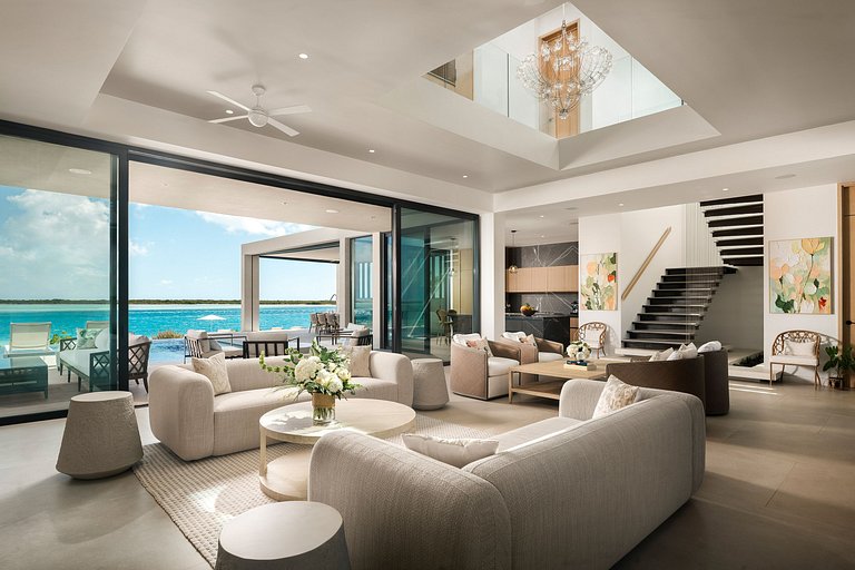 Tci002 – Elegant beachfront villa in Grace Bay