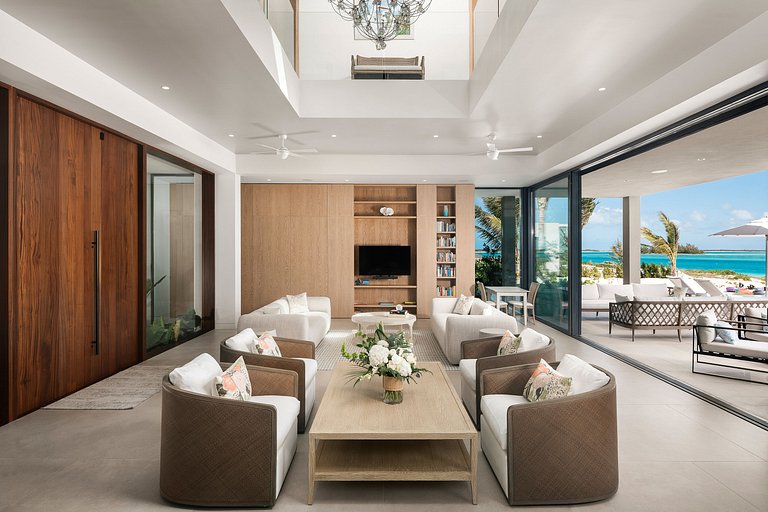 Tci002 – Elegant beachfront villa in Grace Bay