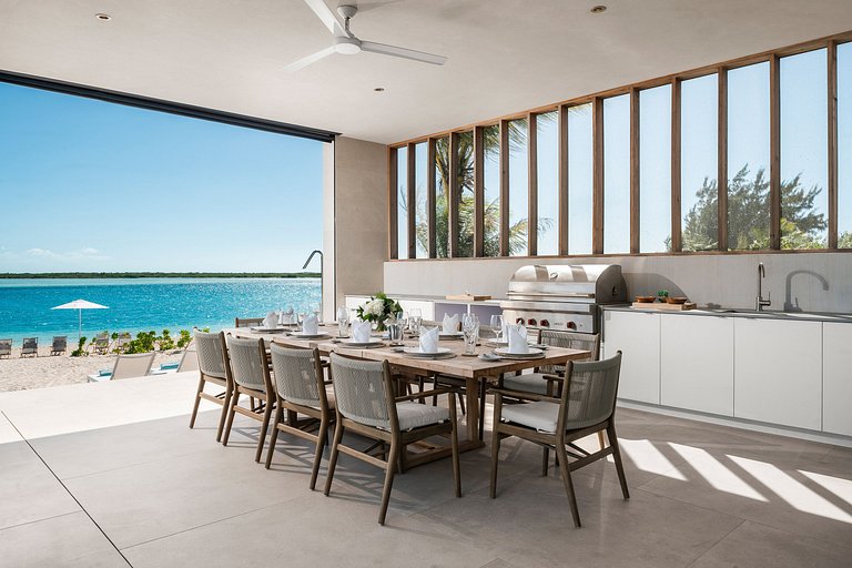 Tci002 – Elegant beachfront villa in Grace Bay