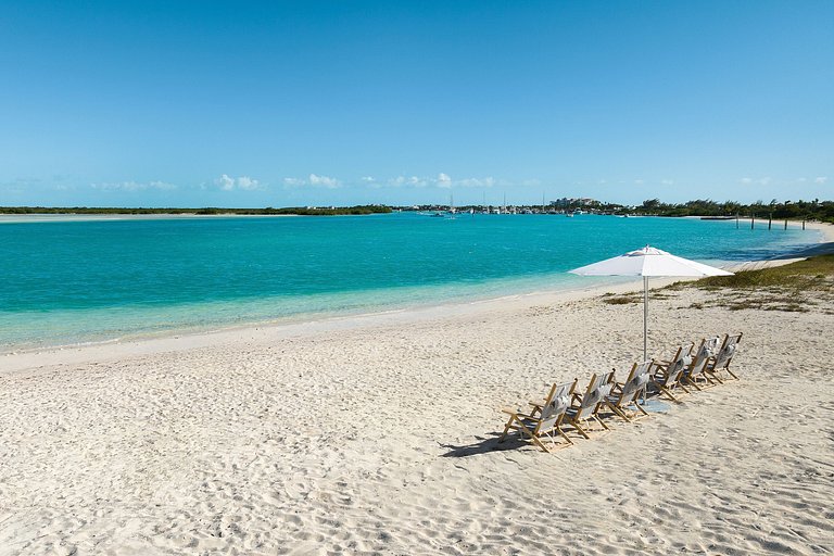 Tci002 – Elegant beachfront villa in Grace Bay