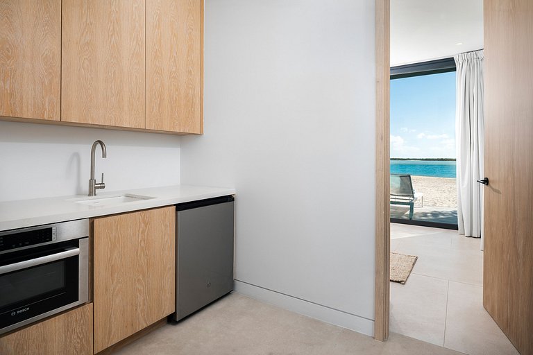 Tci002 – Elegant beachfront villa in Grace Bay