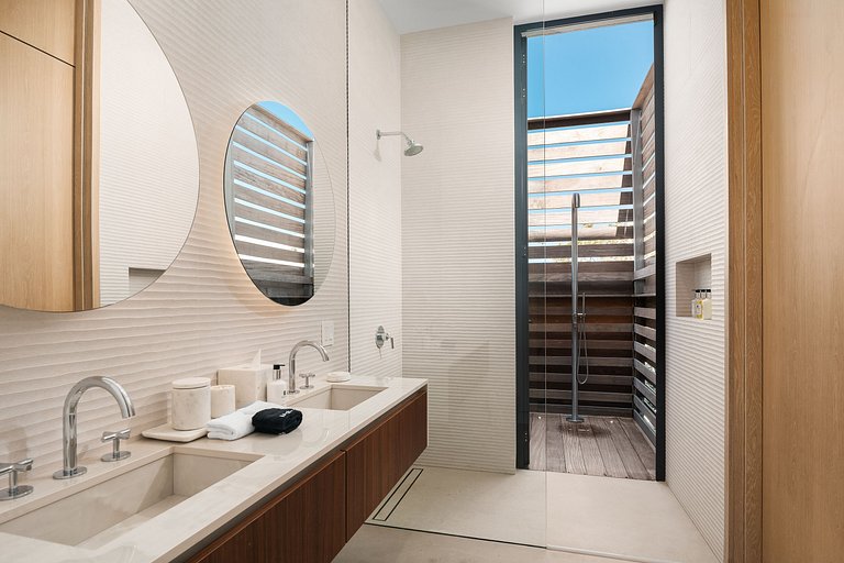 Tci002 – Elegant beachfront villa in Grace Bay