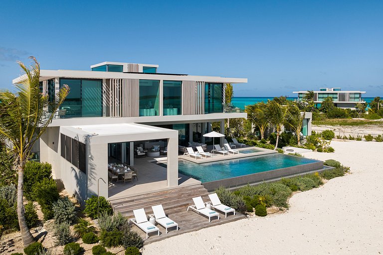 Tci002 – Elegant beachfront villa in Grace Bay