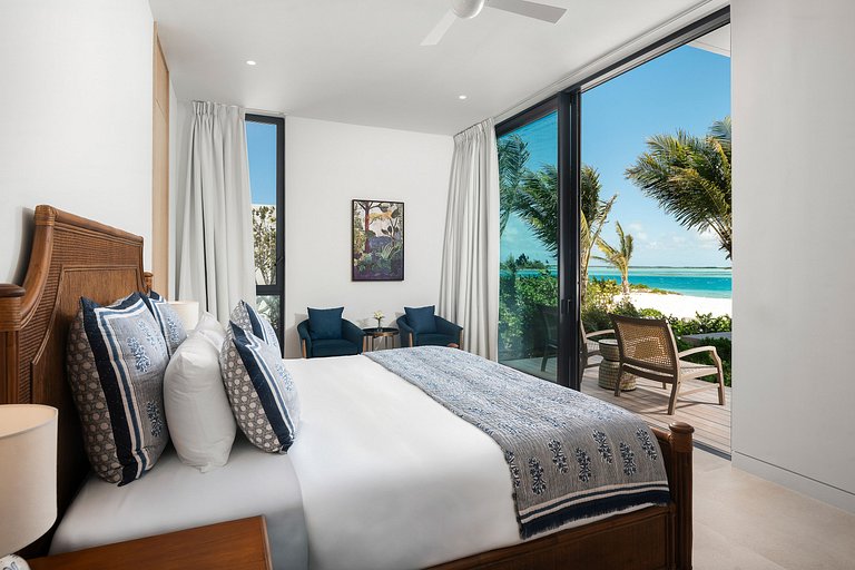 Tci002 – Elegant beachfront villa in Grace Bay