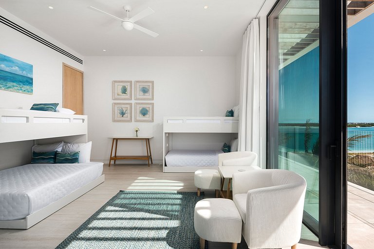 Tci002 – Elegant beachfront villa in Grace Bay