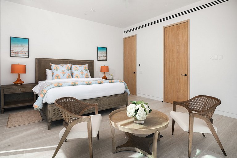 Tci002 – Elegant beachfront villa in Grace Bay