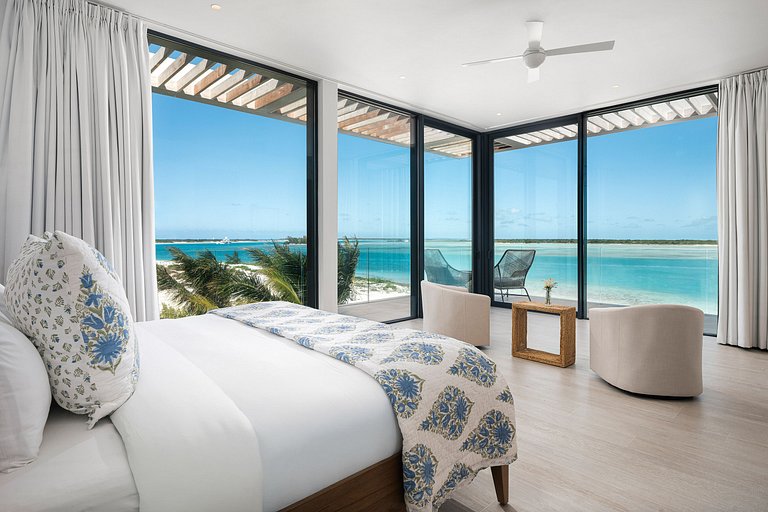 Tci002 – Elegant beachfront villa in Grace Bay