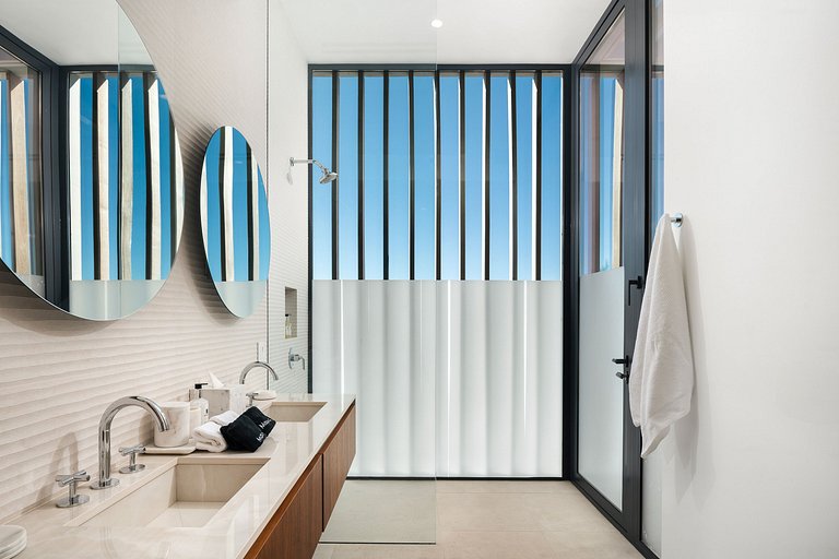 Tci002 – Elegant beachfront villa in Grace Bay