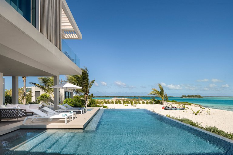 Tci002 – Elegant beachfront villa in Grace Bay