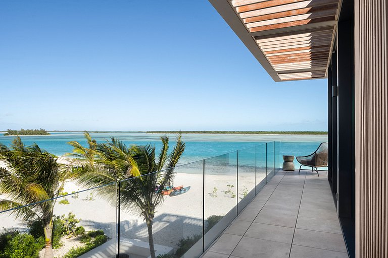 Tci002 – Elegant beachfront villa in Grace Bay