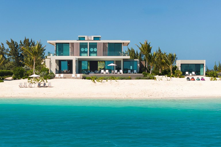 Tci002 – Elegant beachfront villa in Grace Bay