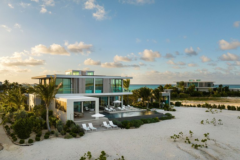 Tci002 – Elegant beachfront villa in Grace Bay