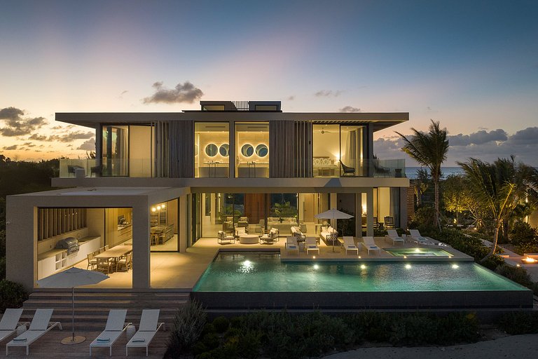 Tci002 – Elegant beachfront villa in Grace Bay