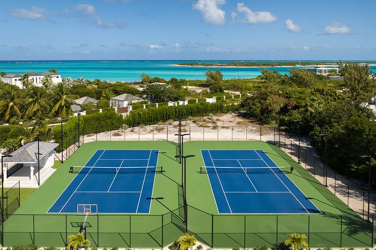 Tci002 – Elegant beachfront villa in Grace Bay