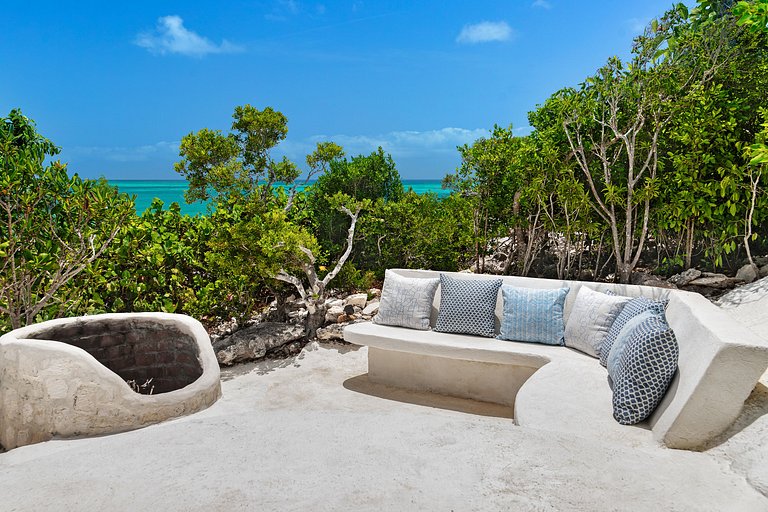 Tci006 – Hillside villa with sea views in Blue Mountain