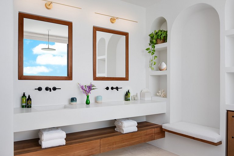Tci006 – Hillside villa with sea views in Blue Mountain