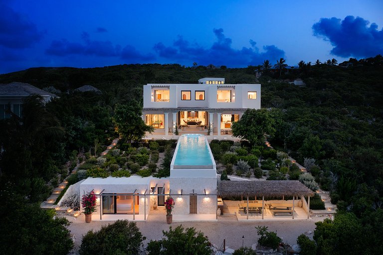 Tci006 – Hillside villa with sea views in Blue Mountain