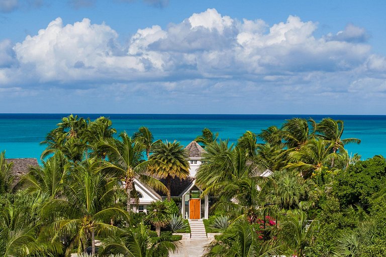 Tci007 - Luxury beachfront villa for 18 guests in Leeward, G