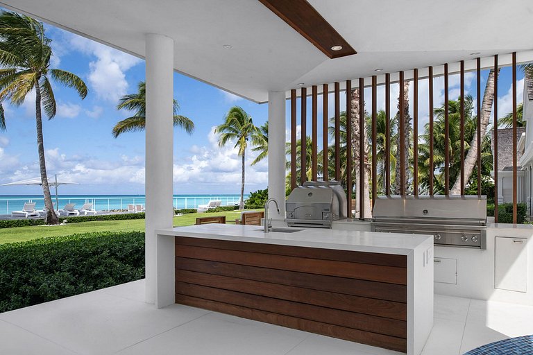 Tci007 - Luxury beachfront villa for 18 guests in Leeward, G
