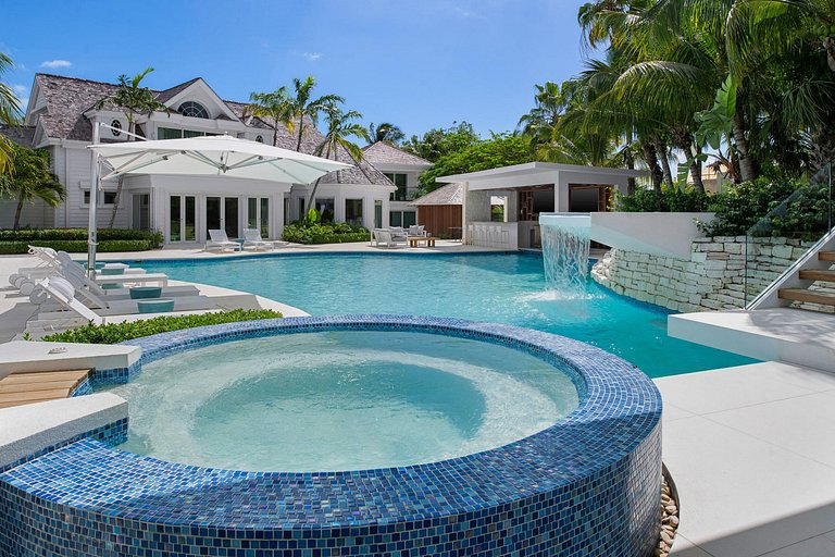 Tci007 - Luxury beachfront villa for 18 guests in Leeward, G