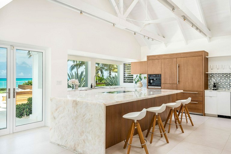 Tci007 - Luxury beachfront villa in Grace Bay