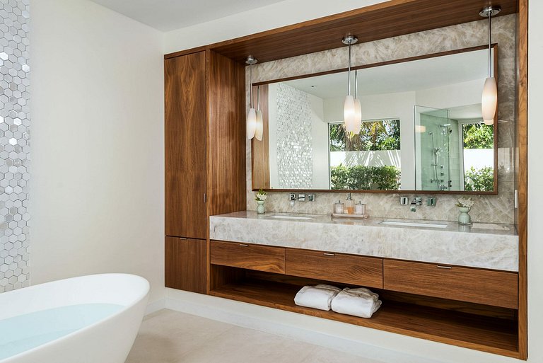 Tci007 - Luxury beachfront villa in Grace Bay