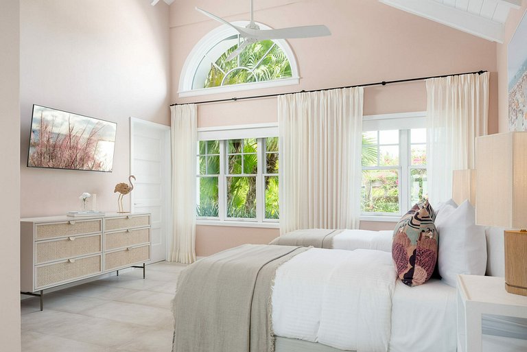 Tci007 - Luxury beachfront villa for 18 guests in Leeward, G