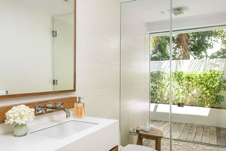 Tci007 - Luxury beachfront villa for 18 guests in Leeward, G