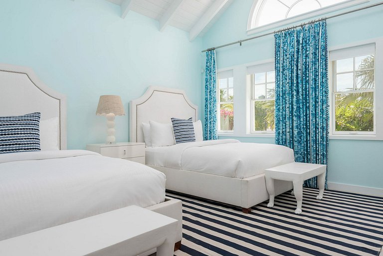 Tci007 - Luxury beachfront villa for 18 guests in Leeward, G